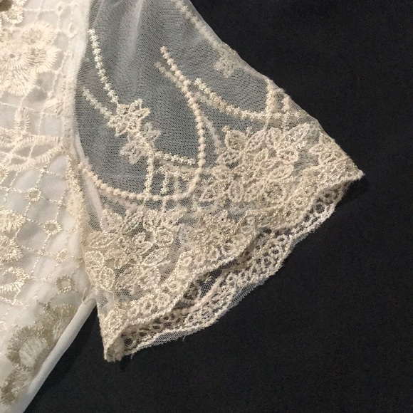 Beautiful detailed top - Picture 4 of 9